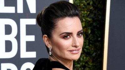 Totalitas Penelope Cruz Demi Mirip Donatella Versace