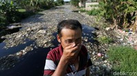 Warga yang melintas harus menutupi hidungnya untuk menghalau bau menyengat yang ditimbulkan oleh sampah.