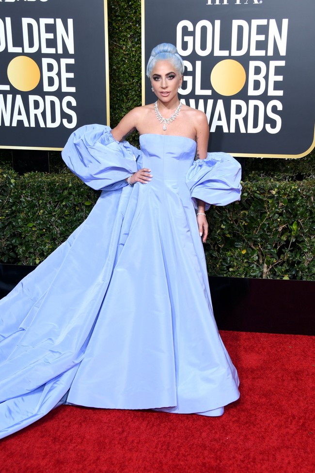 Inilah penampilan penyanyi dan aktris Lady Gaga saat menghadiri Golden Globe Awards 2019 di Beverly Hilton Hotel, Beverly Hills, California, Amerika Serikat, Minggu (6/1/2019). (Foto: Getty Images)