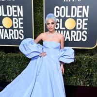 Inilah penampilan penyanyi dan aktris Lady Gaga saat menghadiri Golden Globe Awards 2019 di Beverly Hilton Hotel, Beverly Hills, California, Amerika Serikat, Minggu (6/1/2019). (Foto: Getty Images)