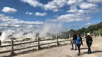 Najwa yang mendatangi Pohutu Geyser. Inilah air mancur alami yang menyembur hingga 20 kali sehari dengan ketinggian 30 meter (Instagram/najwashihab)