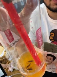 Jijik! Pria Ini Temukan 3 Kecoa Dalam Teh yang Dipesan