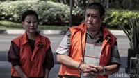 Mantan Direktur PT Wijaya Kusuma Emindao (WKE) Lily Sundarsih (kiri) Pejabat pembuat komitmen Kemenpora Adhi Purnomo (kanan) bersiap menjalani pemeriksaan di Gedung KPK, Jakarta, Senin (7/1).