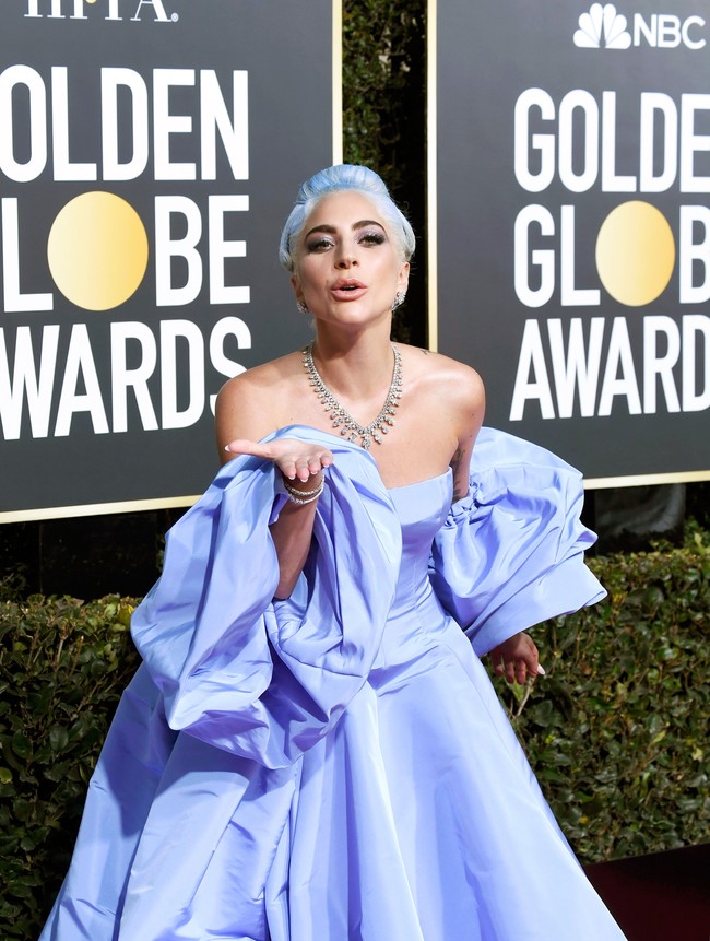 Sementera itu, model strapless yang mengekspos bahunya tetap mengakomodasi keseksian pelantun ‘Poker Face’ ini. (Foto: Getty Images)