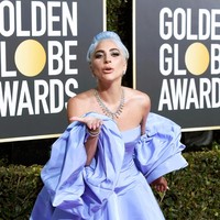 Sementera itu, model strapless yang mengekspos bahunya tetap mengakomodasi keseksian pelantun ‘Poker Face’ ini. (Foto: Getty Images)