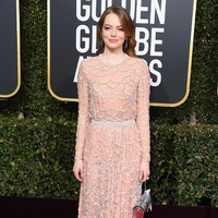 Emma Stone memilih gaun bernuansa pink dari rumah mode Louis Vuitton Atelier untuk penampilannya di karpet merah. Foto: Getty Images