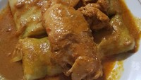 Wih! Siapa yang ngiler lihat menu ini? Jane melahap buras khas Sulawesi dengan siraman kari ayam berkuah kental. Foto: Instagram janeshalimar_1