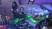 Tidak hanya untuk membeli motor 250 cc dalam kondisi baru, budget Rp 80 juta ternyata juga bisa untuk membeli moge (motor gede) dalam kondisi bekas alias seken.  Contohnya seperti Kawasaki ER-6n tahun 2014, yang di salah satu situs jual beli online, harganya dibanderol sekitar Rp 73 juta - Rp 74 jutaan. Dari segi mesin, ER-6n punya spek mesin 649 cc, dengan power mencapai 72,1 PS di 8.500 rpm. Menarik banget kan? Foto: detikOto