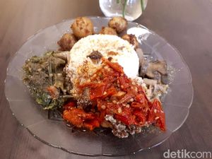 Loka Padang: Mantap! Nasi Padang Vegan Lauknya Jamur Balado dan Rendang Kentang