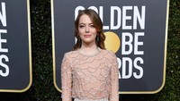 Emma Stone tampil anggun dengan dress nude. Frazer Harrison/Getty Images