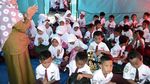 Anak-anak Korban Tsunami Sekolah di Tenda Darurat