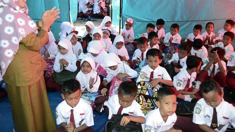Semangat para siswa MI Darussalam di Desa Sukaraja, Kabupaten Lampung Selatan bersekolah di tenda darurat/ Foto: Antara Foto Semangat para siswa MI Darussalam di Desa Sukaraja, Kabupaten Lampung Selatan bersekolah di tenda darurat/ Foto: Antara Foto