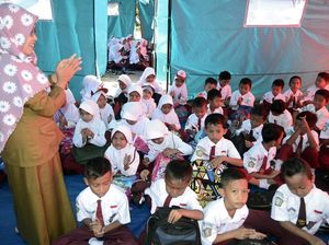 Semangat Anak-anak Korban Tsunami Meski Bersekolah di Tenda Darurat
