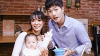 Begini kompaknya Lee dan istri ketika mengurus putri mereka. Lee juga handal lho menyuapi sang putri makan. Foto: Instagram @leejeonghoon