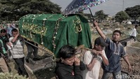 Keluarga dan kerabat korban turut hadir untuk mengantarkan jenazah ke peristirahatan terakhir.