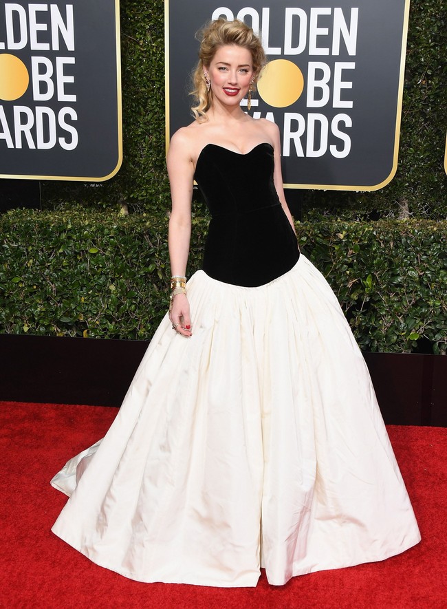 Makeup dan rambut Amber Heard terlihat menawan. Namun gaun Monique Lhuillier yang dikenakan aktris Aquaman itu tampak kuno untuknya. Foto: Getty Images