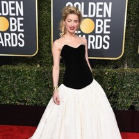 Makeup dan rambut Amber Heard terlihat menawan. Namun gaun Monique Lhuillier yang dikenakan aktris Aquaman itu tampak kuno untuknya. Foto: Getty Images