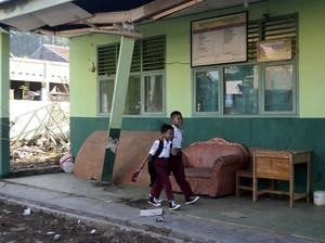 Siswa Korban Tsunami Pandeglang Butuh Seragam Sekolah