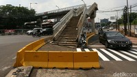 Saat turun dari JPO, pengguna langsung berada di tengah jalan.