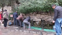 Pemerintah pun membuat kran-kran air di pinggir sungai. Masyarakat bukan hanya membawa botol, namun galon untuk dikonsumsi sehari-hari. Air ini terus mengalir dan masyarakat tidak dipungut biaya apa pun untuk masuk. (Bonauli/detikTravel)