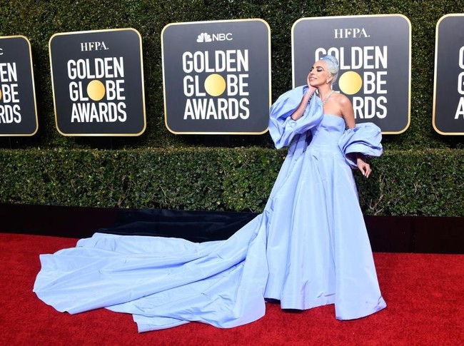 Lady Gaga suskes menjadi magnet perhatian dengan gaun couture biru megar dari rumah mode Valentino. Penyanyi yang juga aktris ini hadir sebagai nomine aktris terbaik film drama berkat perannya di A Star Is Born. Ia juga dinominasikan di kategori soundtrack terbaik untuk lagunya di film tersebut. (Foto: Getty Images)