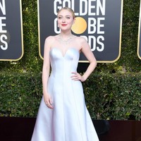 Berbalut gaun strapless putih, aktris Dakota Fanning menjadi salah satu bintang Hollywood yang datang lebih awal di karpet merah Golden Globe Awards 2019. Acara penghargaan untuk insan perfilman dan TV Hollywood ini digelar di Beverly Hilton Hotel, Beverly Hills, California, Amerika Serikat, Minggu (6/1/2019) malam atau Senin pagi WIB. (Foto: Getty Images)