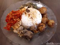 Loka Padang: Mantap! Nasi Padang Vegan Lauknya Jamur Balado dan Rendang Kentang