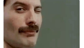 Freddie Mercury digambarkan tampak senang dengan kemenenangan film yang mengisahkan cerita soal dia itu. Foto: istimewa
