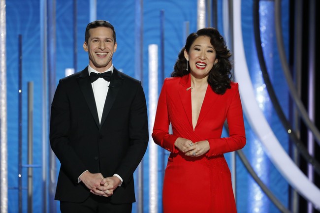 Tahun ini aktris Sandra Oh mencetak sejarah sebagai presenter Asia pertama yang memandu gelaran Golden Globes. Acara penghargaan insan televisi dan perfilman itu jadi momen yang emosional bagi Sandra yang merepresentasi orang-orang berkulit berwarna. Foto: Getty Images