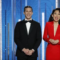 Tahun ini aktris Sandra Oh mencetak sejarah sebagai presenter Asia pertama yang memandu gelaran Golden Globes. Acara penghargaan insan televisi dan perfilman itu jadi momen yang emosional bagi Sandra yang merepresentasi orang-orang berkulit berwarna. Foto: Getty Images