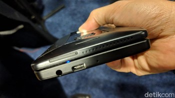 Bagian atas terdapat tombol power dan USB type C. Foto: Adi Fida Rahman/detikINET