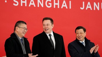 “Dengan sumber daya di sini, kami pikir dapat membangun Shanghai Gigafactory dalam waktu cepat dan harapannya mulai memproduksi Model 3 pada akhir tahun ini dan bertambah volumenya tahun depan,” kata pria yang juga pemilik perusahaan antariksa SpaceX ini. Foto: Reuters