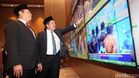 Ketua DPR Bambang Soesatyo (kiri) didampingi Wakil Ketua DPR Fahri Hamzah (kedua kiri) dan Fadli Zon (ketiga kiri) meninjau ruangan Pusat Penyiaran dan Informasi Parlemen seusai diresmikan.