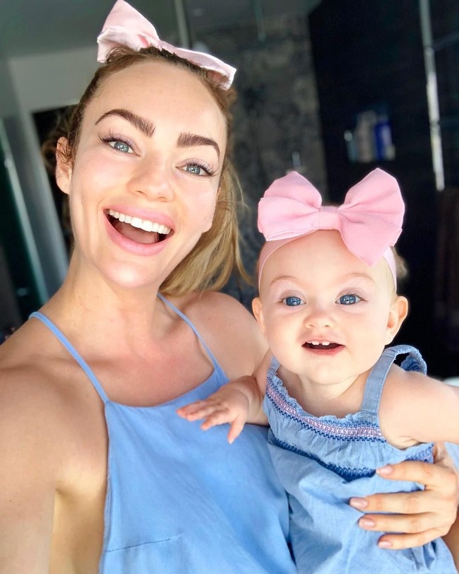 Emily pun menambahkan bahwa ia berusaha menemukan waktu untuk berolahraga dan latihan ke dalam jadwalnya yang sibuk sebagai ibu baru. Aku tidak selalu mendapatkannya (olahraga). Aku sudah berminggu-minggu tanpa latihan, tetapi aku selalu mencoba untuk makan sehat. Tapi, itu hidup dan kamu harus melakukan yang terbaik yang kamu bisa, jelasnya. Foto: Instagram @emilyskyefit