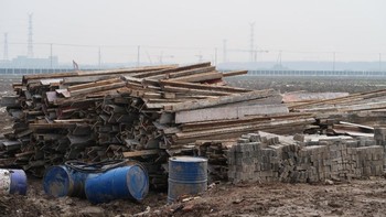 Bahan-bahan untuk membuat Gigafactory mulai berdatangan. Pendirian pabrik ini membuktikan China tetap terbuka pada investasi dari AS meski situasi perdagangan antara mereka cenderung memanas. Foto: Reuters