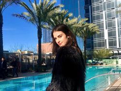 Gadis Manis Pembawa Air Minum Golden Globes Viral di Medsos
