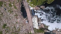 Sampah di kali tersebut kebanyakan merupakan limbah rumah tangga. Ashri Fathan/detikcom
