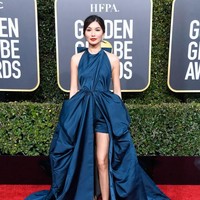 Gemma Chan pun turut menghadiri penghargaan bergengsi bagi insan film dan TV Hollywood ini. Gaun biru Valentino menjadi pilihannya. (Foto: Getty Images)