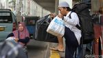 Ogah Lewat Skybridge Tanah Abang, Warga Lompati Separator