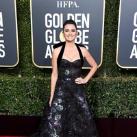 Gaun tersebut hadir dengan bahan jacquard motif floral keunguan yang berkilauan. Penelope sukses mencuri perhatian dengan gaun pilihannya. (Foto: Getty Images)