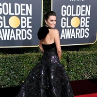 Penelope Cruz menunjukkan batang hidungnya di karpet merah Golden Globes 2019, Minggu (6/1/2019). Aktris berdarah Spanyol ini memukau dalam balutan gaun hitam Ralph & Russo yang dipermanis dengan aksen pita di belakang. (Foto: Getty Images)
