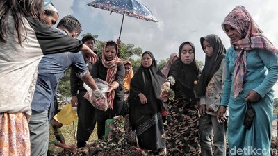 Duka Keluarga Iringi Pemakaman Korban Pembunuhan di Green Pramuka