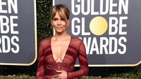 Halle Berry menunjukan aura kebintangannya dengan dress merah yang menunjukan keseksiannya. Frazer Harrison/Getty Images