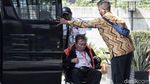 Pakai Kursi Roda, Tahanan KPK Ini Tidak Diborgol