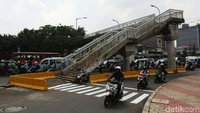 Saat turun atau mau naik ke JPO, warga harus menyeberangi jalan raya.