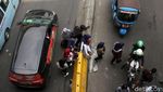Ogah Lewat Skybridge Tanah Abang, Warga Lompati Separator