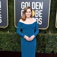 Gaun biru teal polos dengan bahu terbuka menjadi pilihan Amy Adams. Di Golden Globes 2019, ia mengantongi dua nominasi. (Foto: Getty Images)