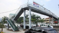 JPO yang sering dilintasi warga ini terlihat mengerikan. Ujung JPO berada di tengah jalan.