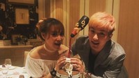 Bersama sang istri, Lee rayakan hari anniversary mereka dengan meriah. Lengkap dengan kue bentuk imut, dan hiasan permen di bawahnya. Foto: Instagram @leejeonghoon