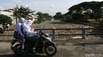 Sungai Penuh Sampah di Tarumajaya Bekasi Bikin Bau
